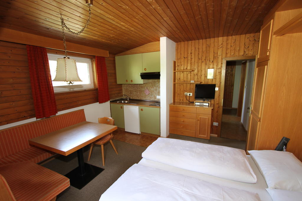 Garni Bergsteiger Hotel Sexten Room photo